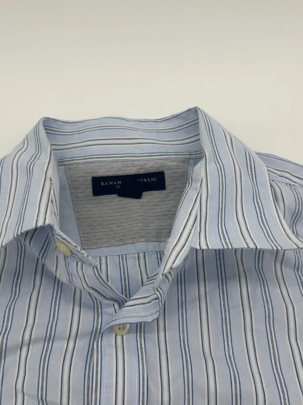 Banana Republic Men's Classic Fit 100% Cotton‎ Button Front shirt - Size M